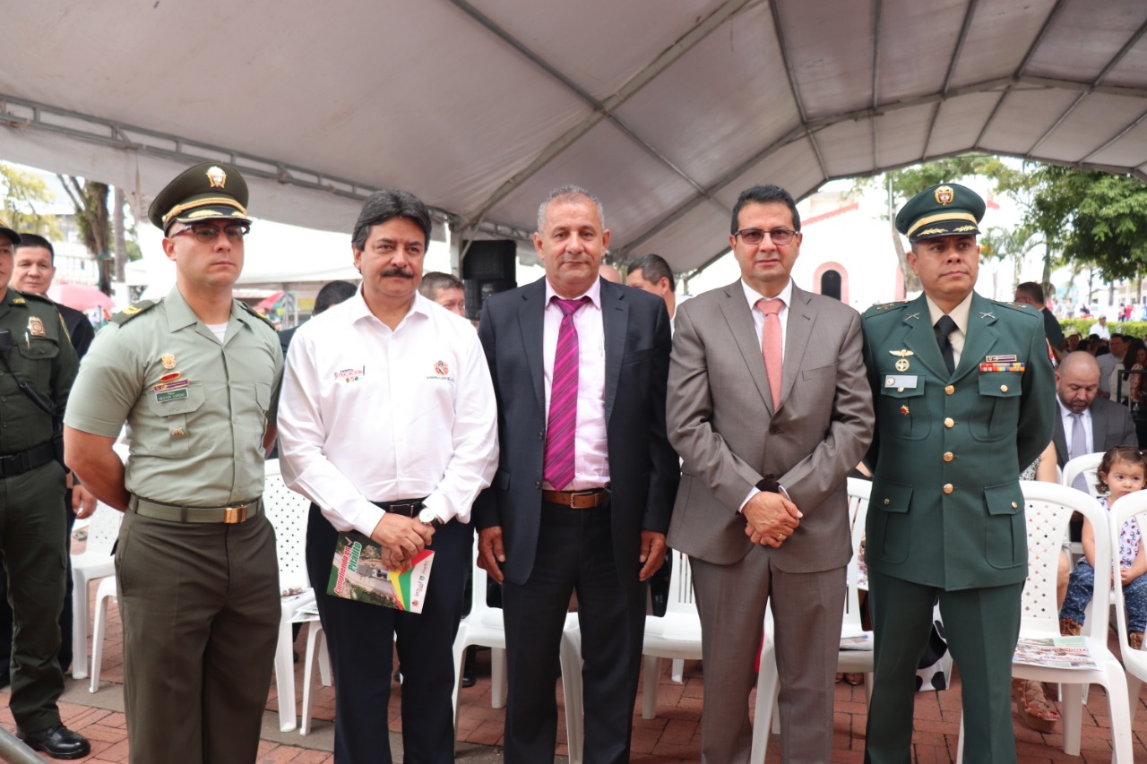 Mayor Néstor Eduardo Vargas Céspedes, Comandante estación de Policía Pitalito,  Gobernador del Huila, Carlos Julio González Villa; Juanito Aranda, Presidente del Concejo de Pitalito, Miguel Antonio Rico Rincón, alcalde de Pitalito y Coronel Roberto Contreras Félix, Comandante batallón Magdalena.